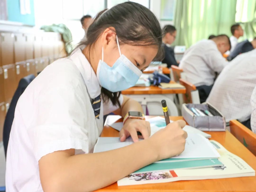 學生使用智能筆答題.jpg